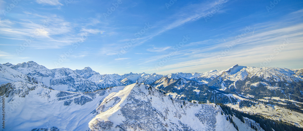 Fototapeta premium Beautiful view of snowy Alpine peaks in Austria and Germany