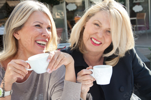 Zwei Freundinnen im Straßencafe photo