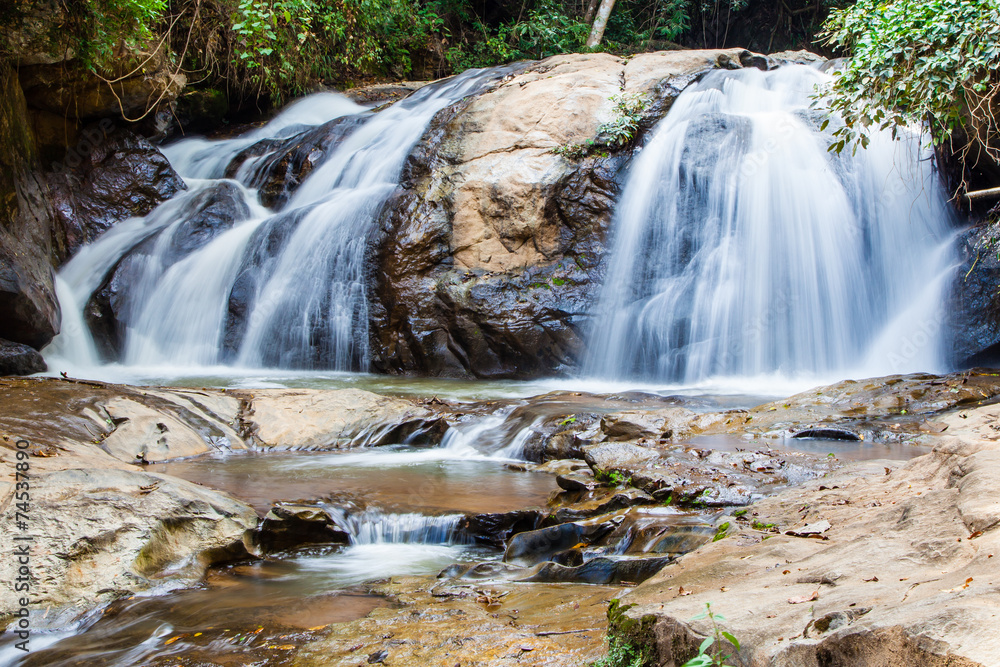 Obraz premium Scenic waterfall flowing on stone at Mae Sa waterfall Doi Suthep