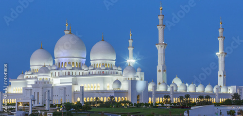 Panoramic view of Abu Dhabi Sheikh Zayed Mosque by night