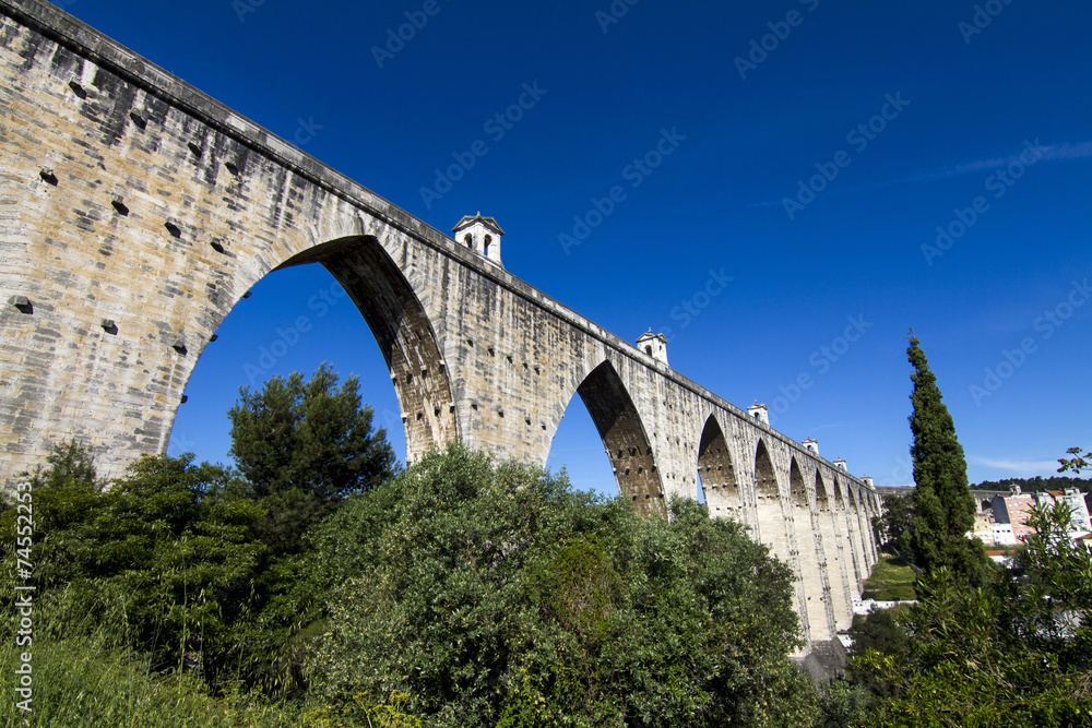 Obraz premium aqueduct built in the 18th century, located in Lisbon