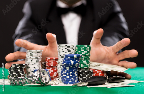 Quadro su tela poker player with chips and money at casino table