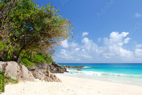 White beach by the sea on Seychelles © 3DMan.eu