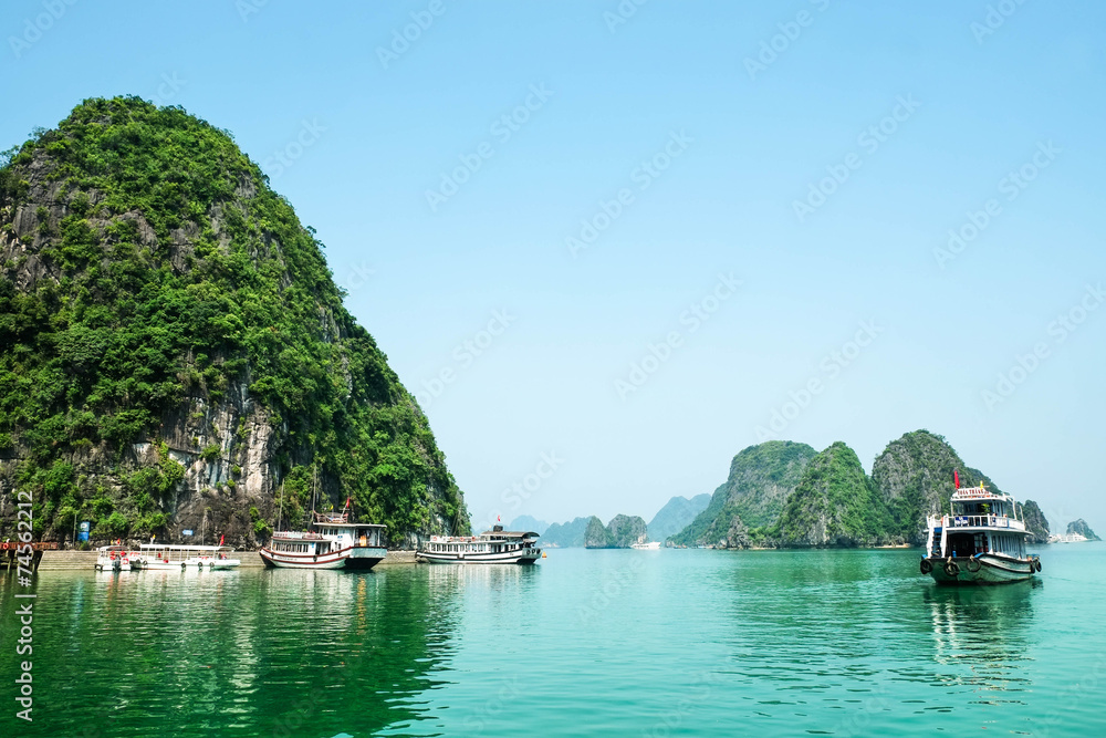 Obraz premium Halong Bay in Vietnam. Unesco World Heritage Site.