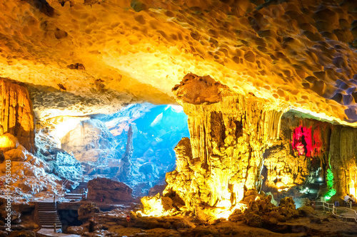 Foto SUNG SOT cave is famous place in Ha Long bay, vietnam
