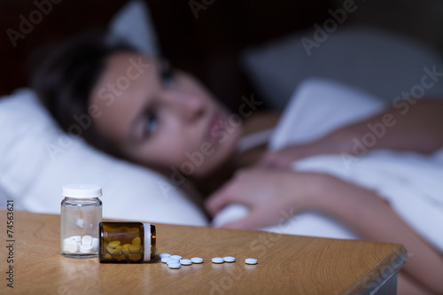 Fotografía Sleeping pills lying on night table