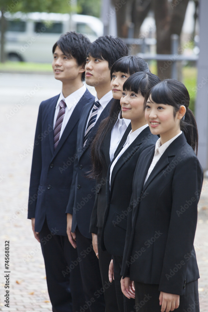 整列する新社会人
