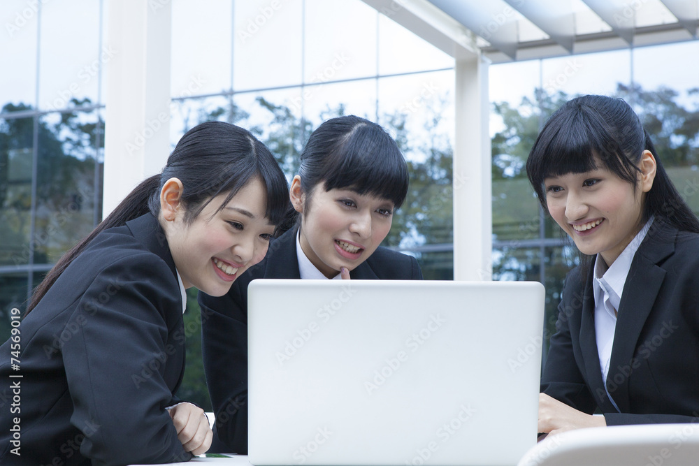 調べものをする新社会人