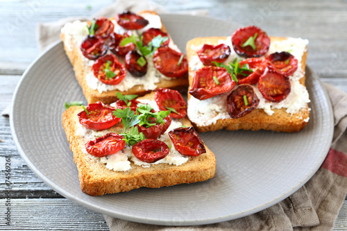 Bruschetta with sun-dried tomatoes and cheese