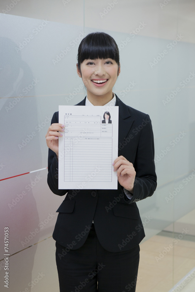 履歴書を持つ大学生