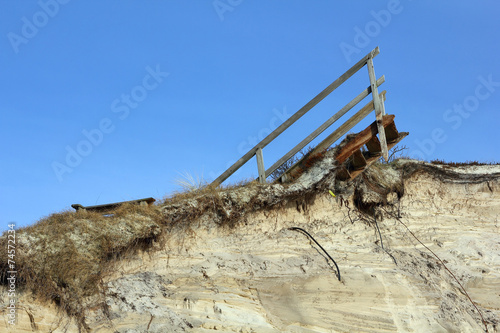 Reste einer Holztreppe auf einer zerstörten Düne photo