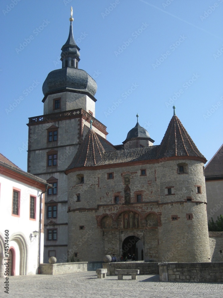 Würzburg, Eingang und Turm der Festung Marienberg