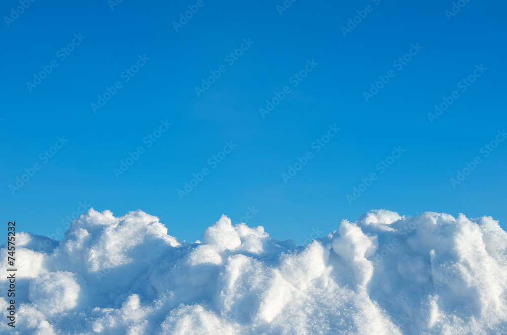 Naklejka premium Fresh snow on a background of blue sky