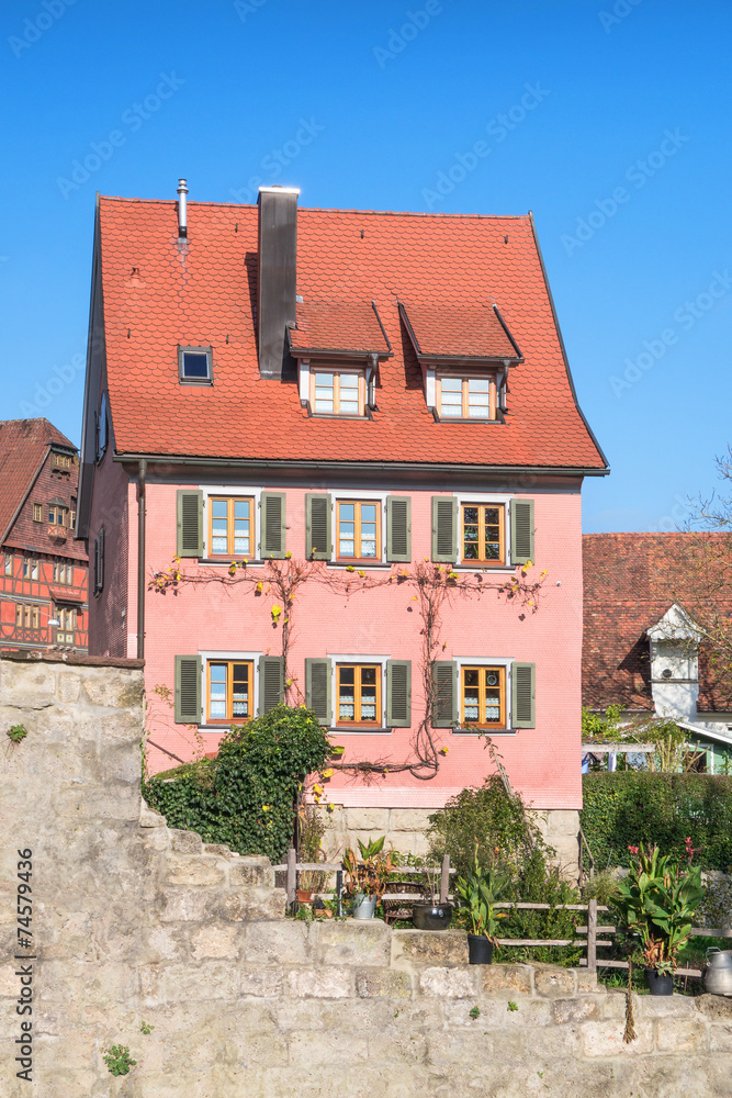 Altstadthaus mit rosa Schindeln