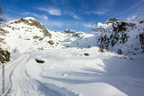 Panorama di montagna con pista da sci