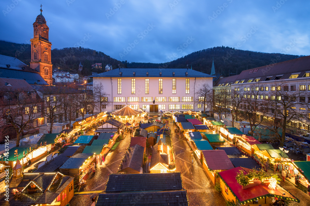 Heidelberger Weihnachtsmarkt auf dem Universitätsplatz StockFoto
