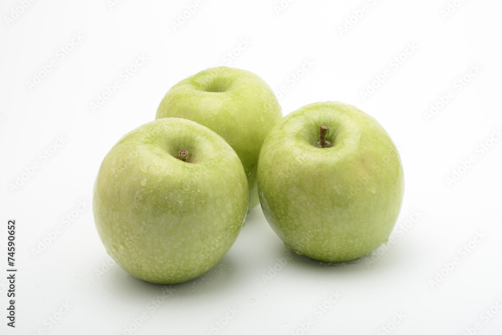 Manzanas verdes con gotas de agua Manzanas verdes con gotas de agua