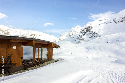 Edificio in legno in montagna con neve © MarcoMonticone