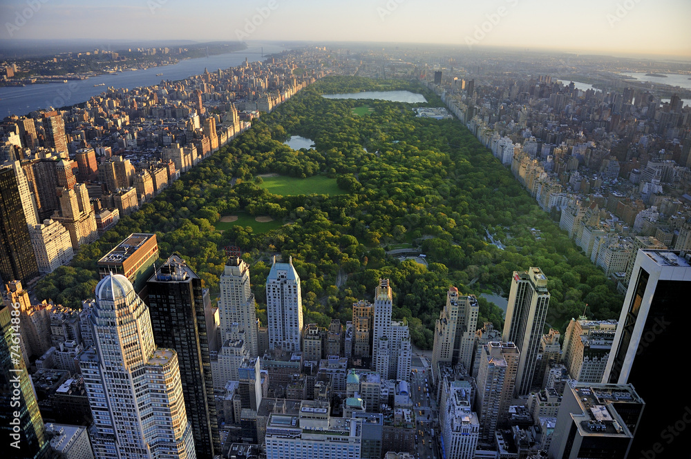 Obraz premium Widok z lotu ptaka Central Park, Manhattan, Nowy Jork; Park jest otoczony