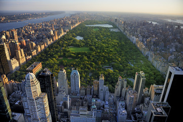 Fototapete Manhattan Central Park umgeben von Wolkenkratzern  © readytogo
