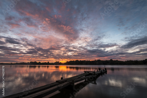 mały drewniany pomost,kładka nad rzeką