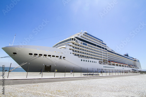 Fotografia View of a huge cruise ship docked in Lisbon, Portugal.