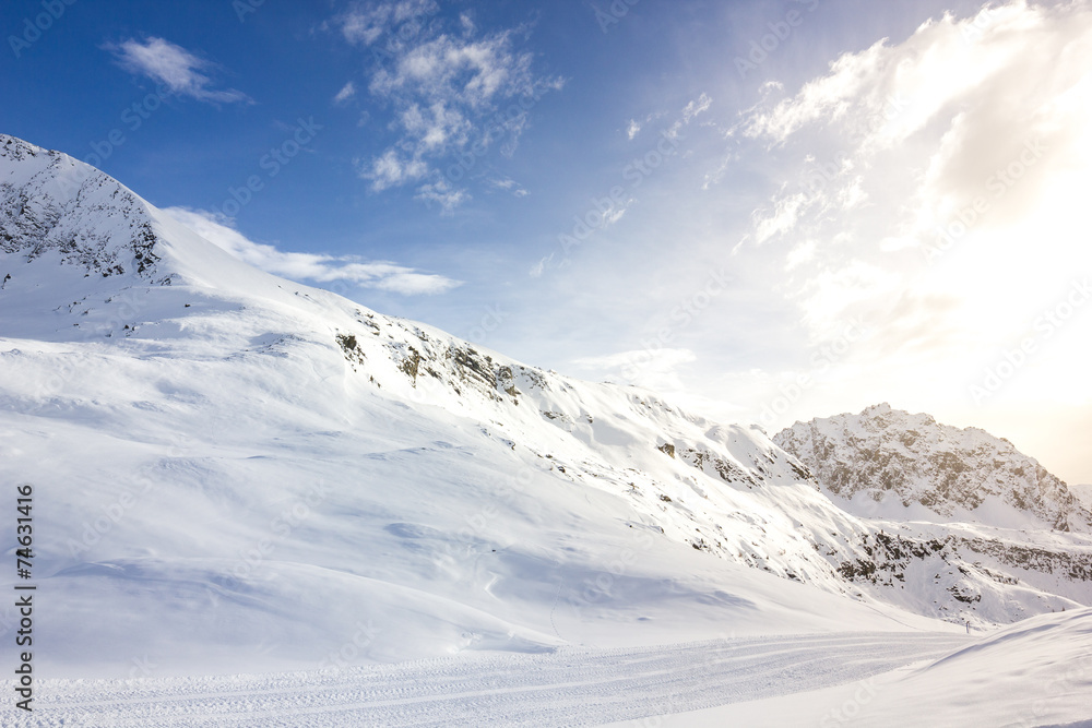 Panorama di montagna con pista da sci