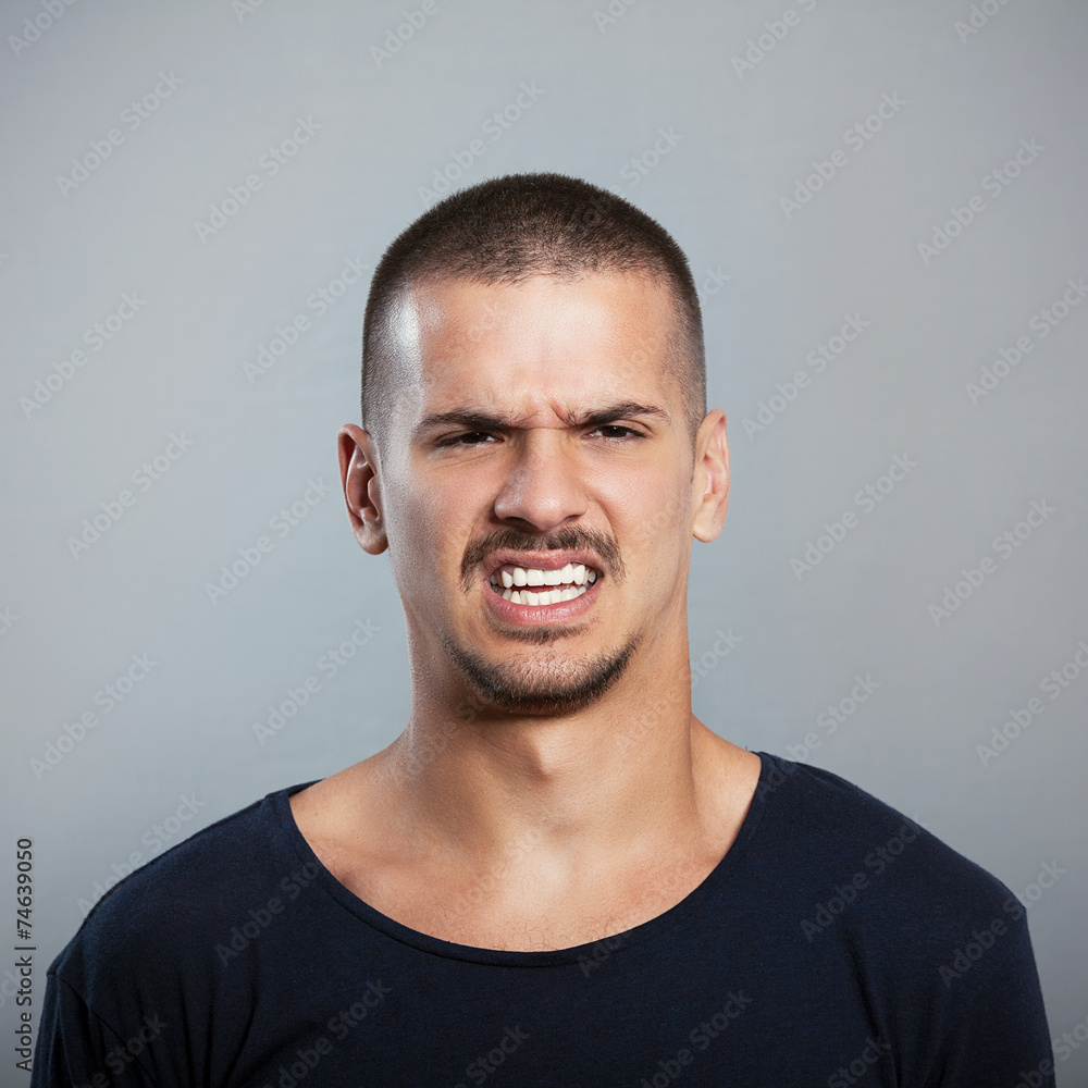 Obraz premium Studio shot of a young man grimacing