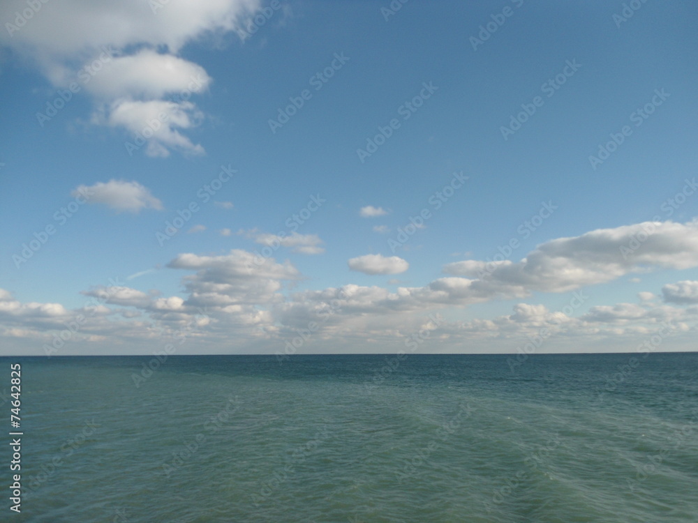 Céu e mar ao infinito. Céu e mar ao infinito.