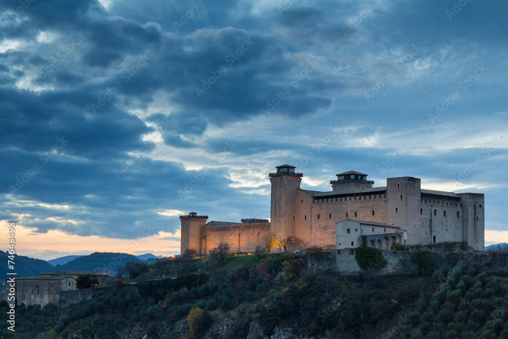 Castello di Spoleto illuminato al tramonto