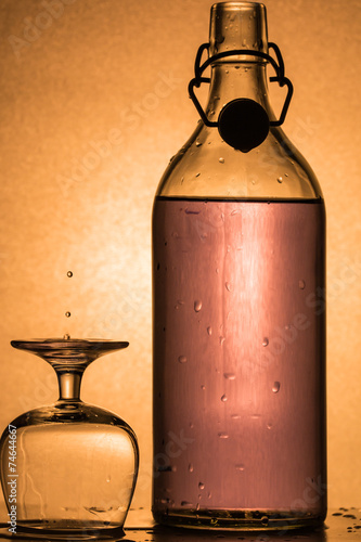 Wallpaper Mural Alkohlisches Getränk mit Tropfen Torontodigital.ca