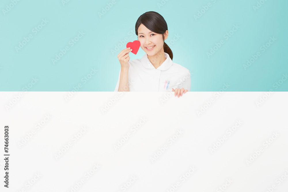 メッセージボードとハートを持つナース