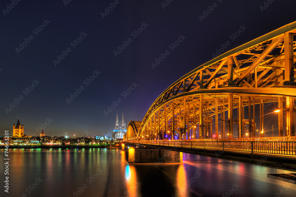 Fototapeta premium Cityscape of Cologne from the Rhine river at night