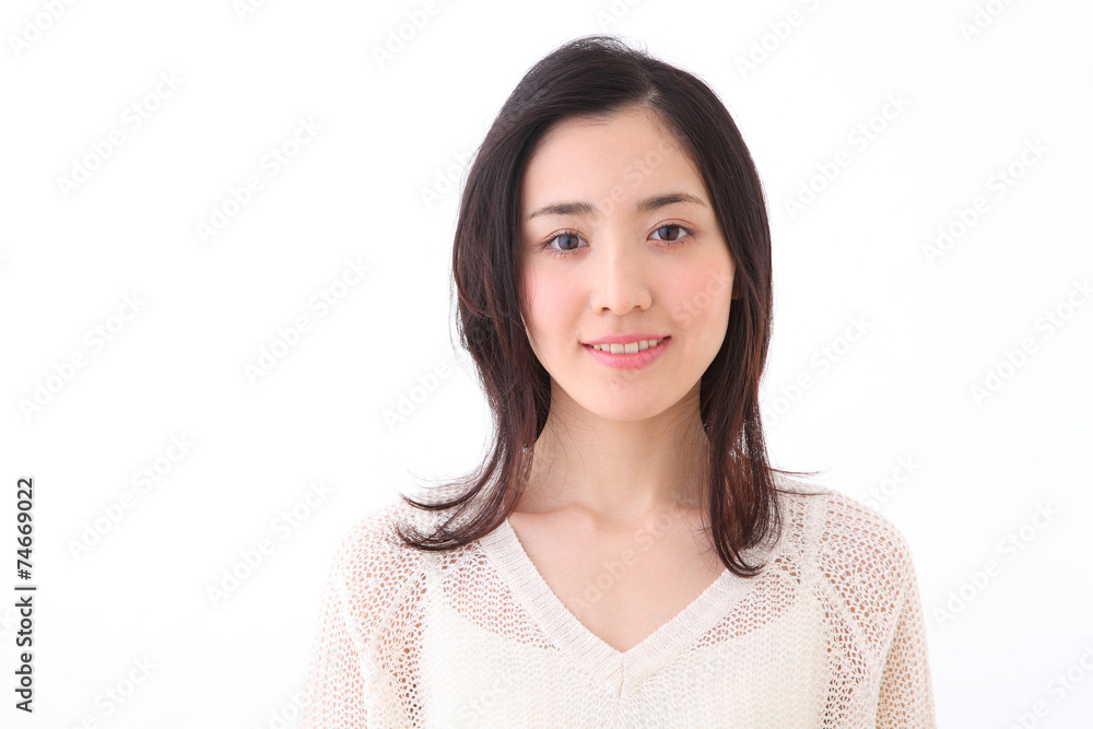 微笑む若い女性