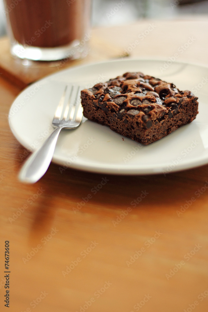 close up brownie and chocolate in ceramic dish close up brownie and chocolate in ceramic dish