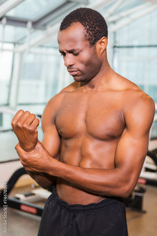 Obraz premium Feeling pain after workout.