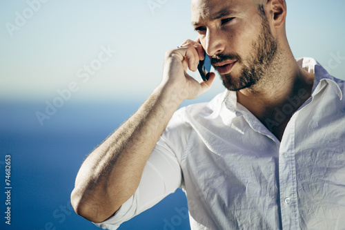 Llamada telefónica en la costa