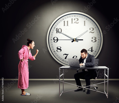 Φωτογραφία woman screaming at busy man