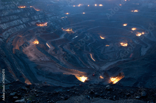 Tapety artystyczne Open-pit at night