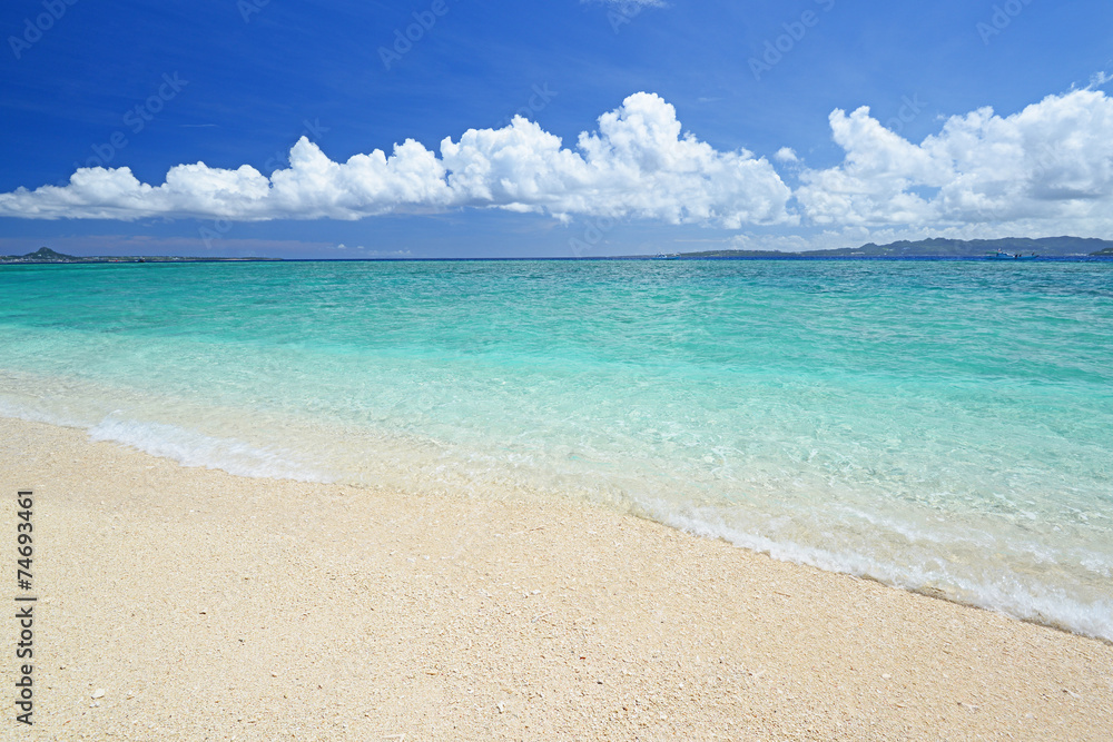 南国沖縄の綺麗な珊瑚の海と夏空