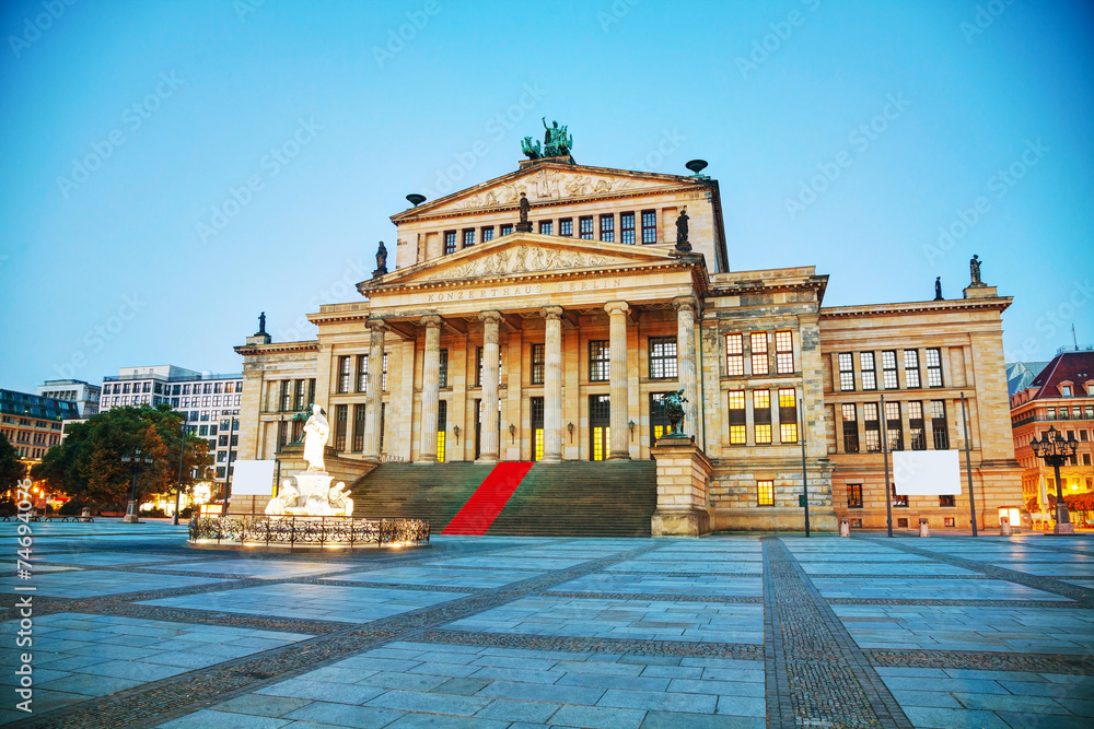 Naklejka premium Sala koncertowa (Konzerthaus) przy placu Gendarmenmarkt w Berlinie
