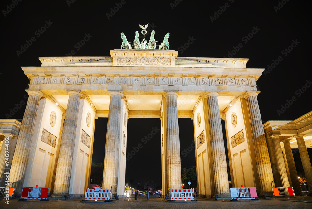 Fototapeta premium Brandenburg gate in Berlin, Germany