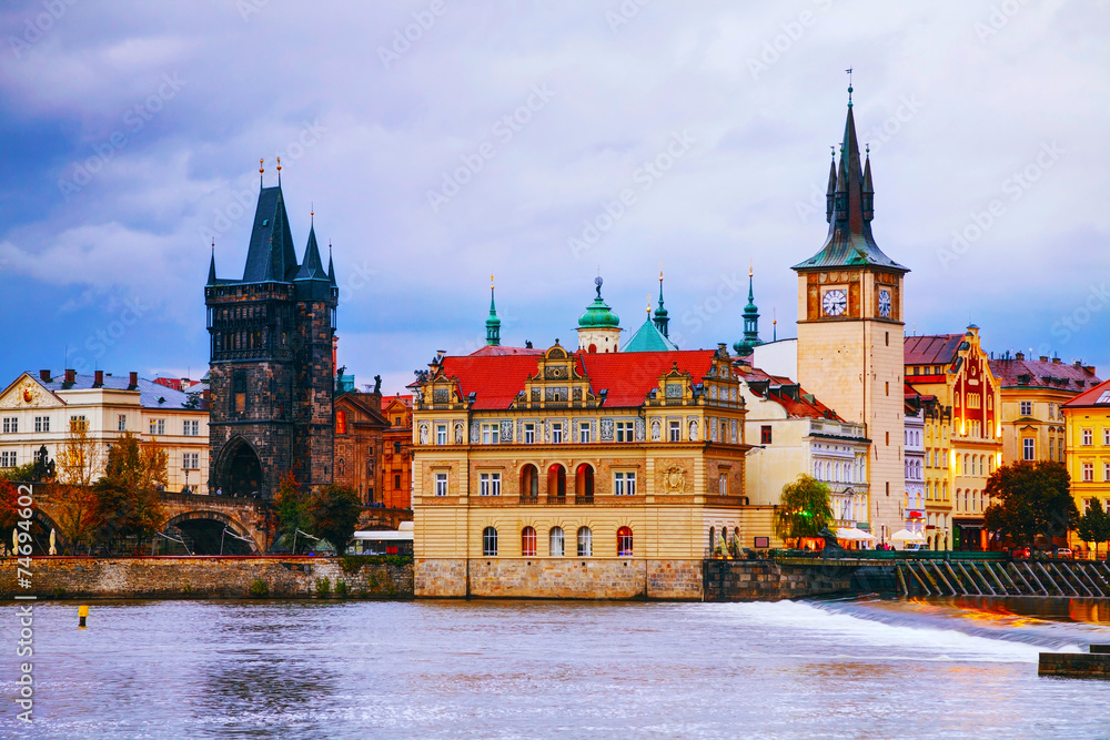 Fototapeta premium Stare Miasto z wieżą mostu Karola w Pradze