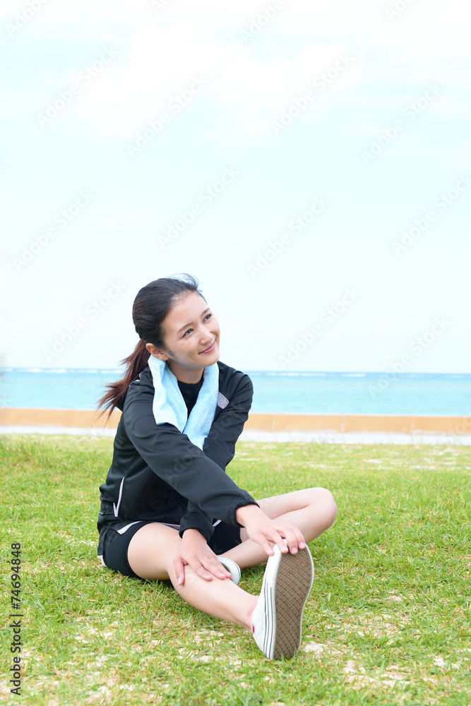 ストレッチをする女性 ストレッチをする女性