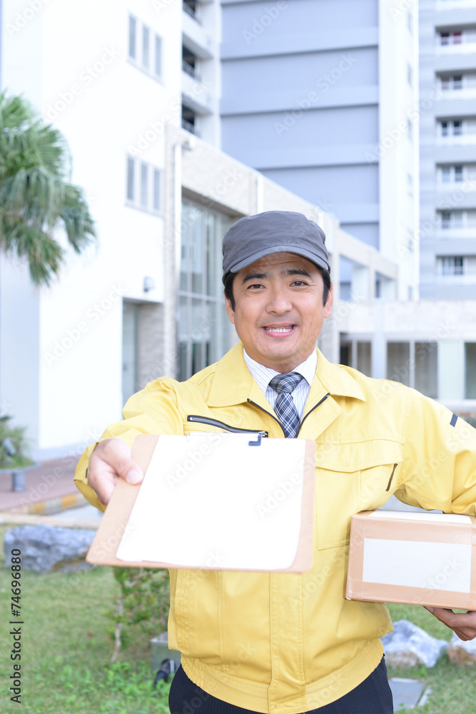 荷物を運ぶ笑顔の男性 荷物を運ぶ笑顔の男性