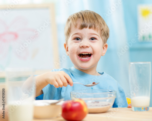 kid eating healthy food at ...