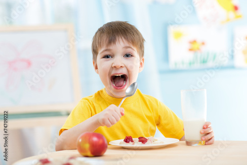 kid eating healthy food at ...