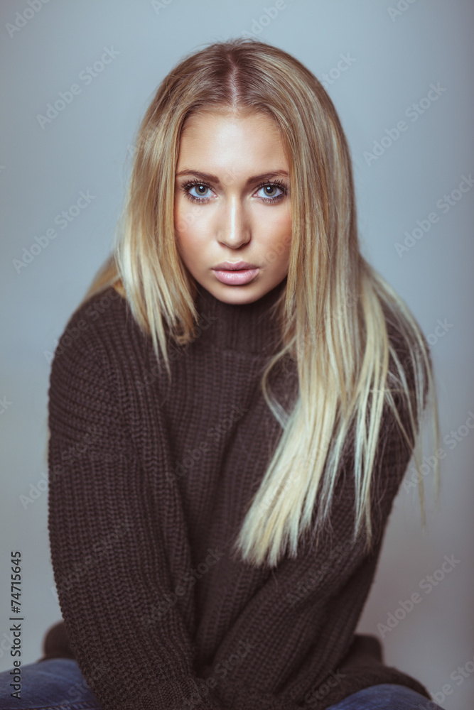 Naklejka premium Portrait of beautiful young blond woman