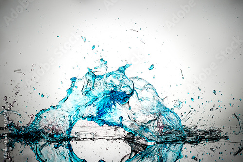 Photography splintering wine glasses and liquid splash