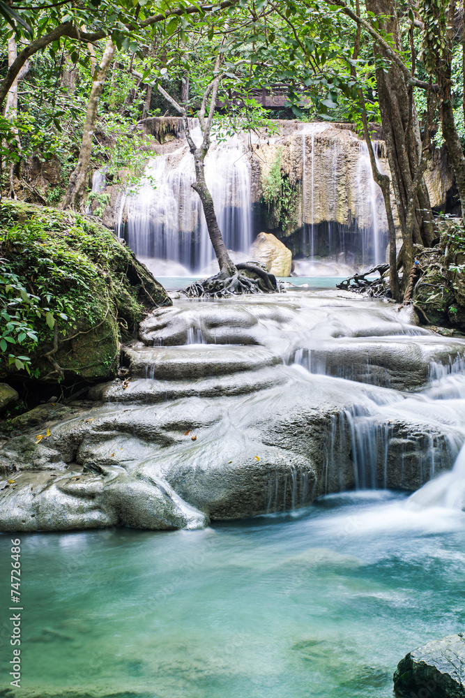 Naklejka premium Beautiful waterfall in deep forest